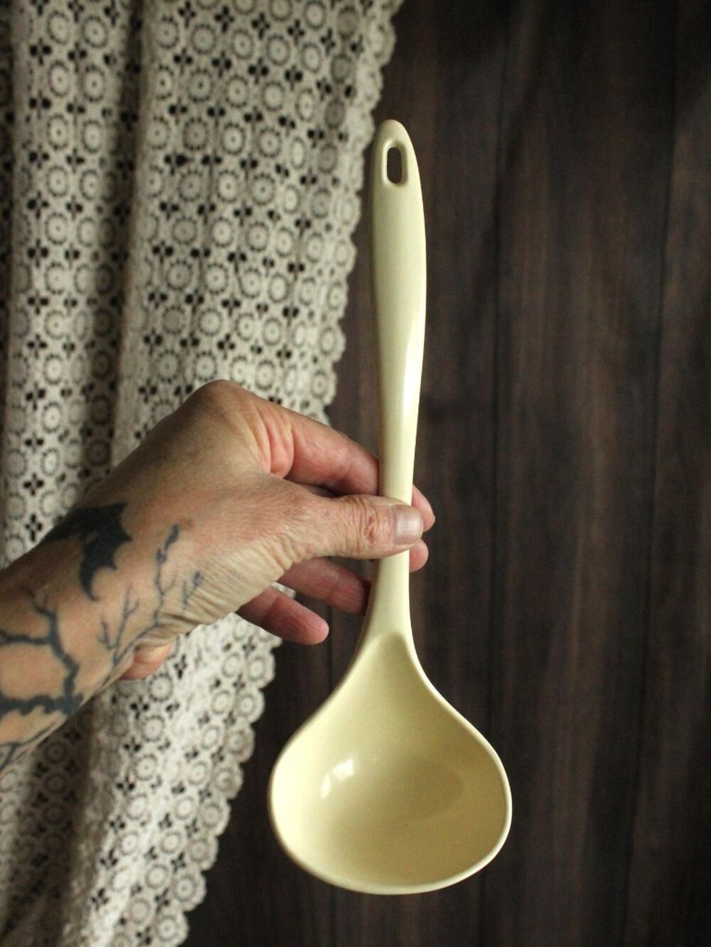 Vintage 1970s Large Serving Spoon, Cream Melamine Ware, Made in Taiwan - Picture 2 of 10
